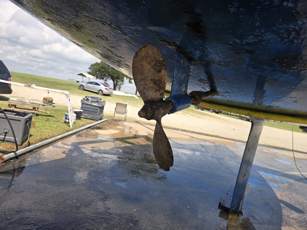 Fouled propeller and a badly depleted shaft anode